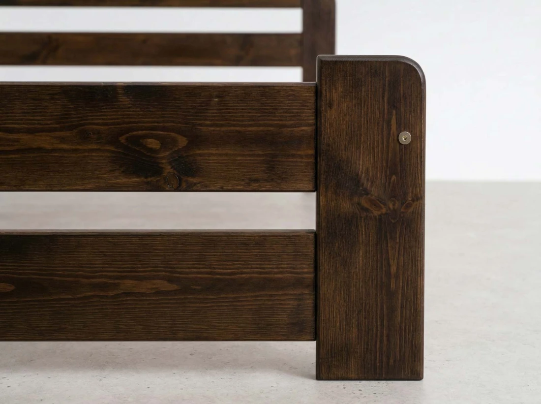 Fenyő ágy 140x200 Sasa dió