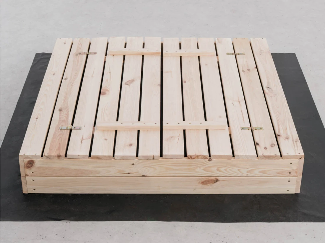 Fa homokozó fedéllel 120×120 cm – kezeletlen